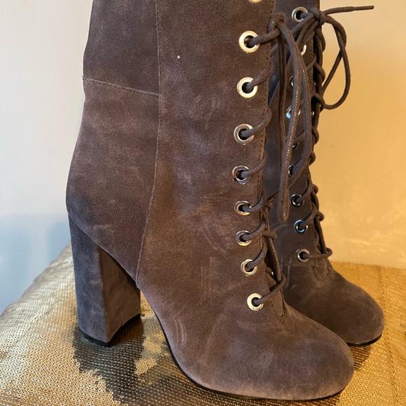 VINCE CAMUTO GRAY SUEDE LEATHER BOOTS WITH HEEL. LACE UP WITH SIDE ZIPPER! - Picture 5 of 16